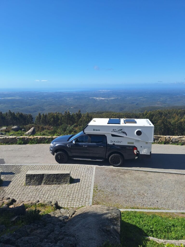cellule sakado sur pickup ford ranger avec toit rigide refermé