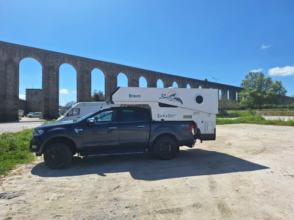 cellule sakado sur pickup ford ranger avec toit rigide refermé devant pont