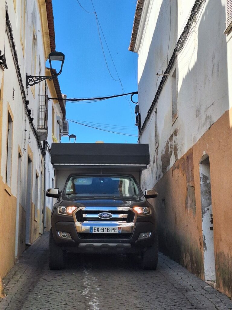 cellule sakado sur pickup ford ranger dans ruelle étroite au portugal