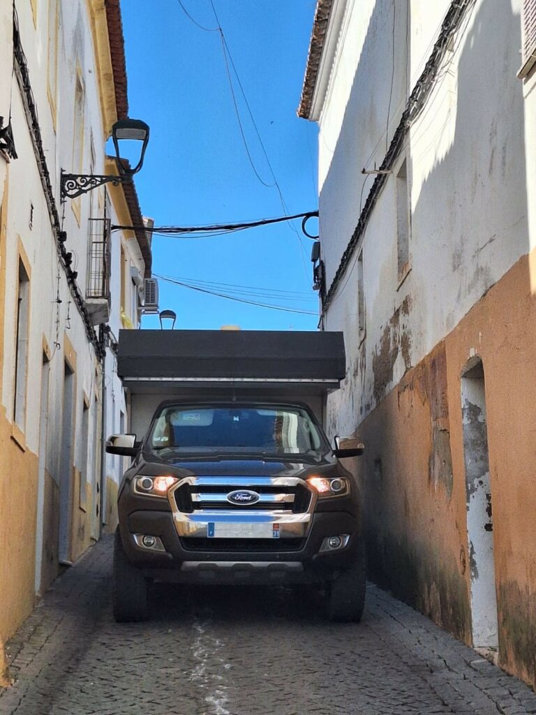 cellule sakado sur pickup ford ranger dans ruelle étroite au portugal